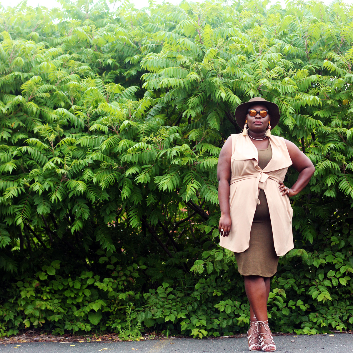 plus size style neutrals, how to wear neutrals, plus size bodycon dress, waterfall coat, lace up heels, safari chic 01