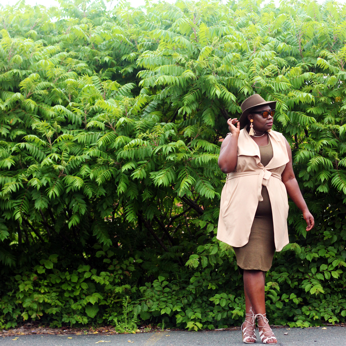 plus size style neutrals, how to wear neutrals, plus size bodycon dress, waterfall coat, lace up heels, safari chic 02