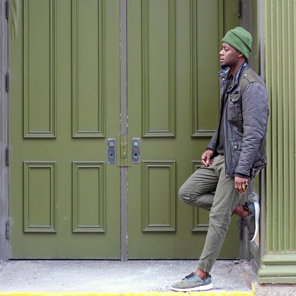 style twins stylish siblings stylish duos style duos green street style all green outfit his and hers green outfits 01